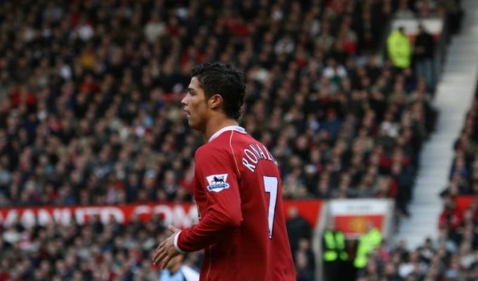 Ronaldo playing for Manchester United in 2006